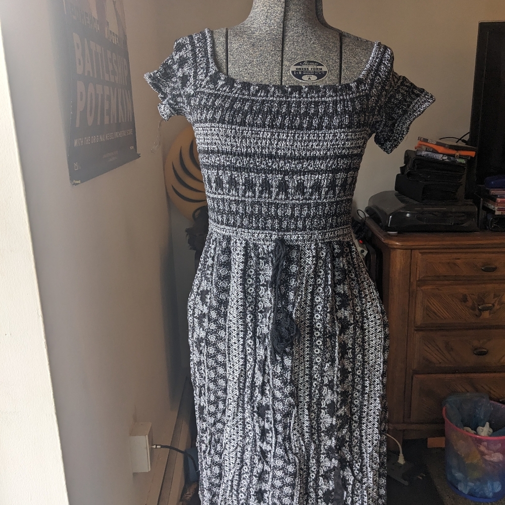 Xhilaration maxi boho dress large black and white stretch with pockets